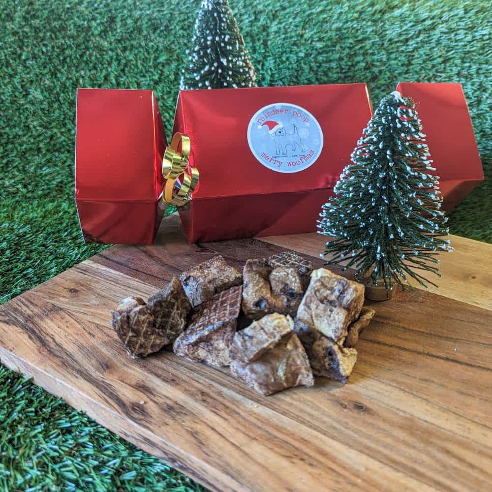 Festive Dog Christmas Cracker (Bonbon) filled with 100g Australian venison cubes, a hypoallergenic treat | Bonza Dog Treats